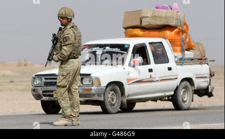 Troops from B Company 3 Mercian and Afghan National Civilian Order Police carry out a vehicle checkpoint on Highway 1 near Durai Junction, which is the crossroads linking Sangin, Lashkar Gah, Kandahar and Camp Bastion and has one of the highest risks of suicide bombers in Helmand Province, Afghanistan. Stock Photo