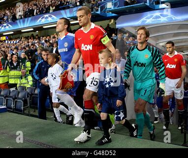 Soccer - UEFA Champions League - Quarter Final - First Leg - Chelsea v Manchester United - Stamford Bridge. Manchester United captain Nemanja Vidic (centre) and Chelsea captain John Terry (left) lead out their teams prior to kick-off Stock Photo