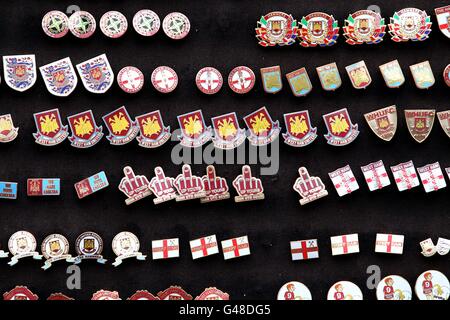 Lot De 8 Pins Football Manchester United – Joueurs Iconiques Mark Hughes, Andy Cole – Envoi UK