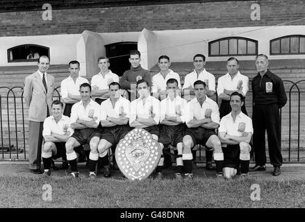 Fulham team group, photographed with their Second Division Championship trophy. (Back row, l-r) Eddie Perry (team manager) Harry Freeman, Len Quested, Doug Flack, Jim Taylor, Joe Bacuzzi, Pat Beasley, Frank Penn (trainer). (Front row, l-r) Ron Lewin, Arthur Stevens, Robert Thomas, Arthur Rowley, Sidney Thomas, John McDonald, Dave Bewley Stock Photo