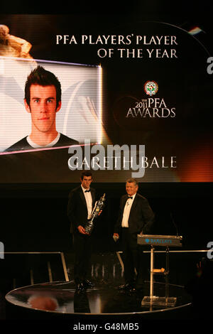 Tottenham Hotspur's Gareth Bale (l) with the PFA Player of the Year trophy and Sky Sports Presenter George Gavin Stock Photo
