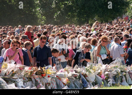 Thousands of mourners continue to gravitate to Kensington Palace today (Monday) to leave flowers and tributes in memory of Diana, Princess of Wales. The flowers will remain outside the gates until tomorrow when young people will begin to gather up the millions of bunches. The Royal Family and the Spencer family have both decided that the flowers should be given to the sick, the old and to children. See PA story DIANA Flowers. Photo by David Giles/PA Stock Photo