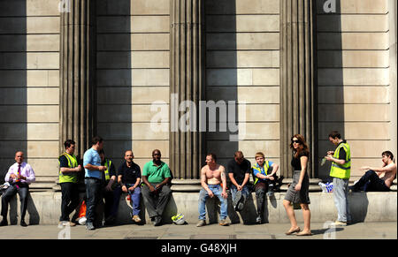 Workers enjoy the lunchtime sunshine outside the Bank of England, London, as sunseekers enjoyed the hottest day of the year so far today - and the unseasonably warm weather is set to continue into the Easter weekend. PRESS ASSOCIATION Photo. Picture date: Thursday April 21, 2011. Heathrow was one of the hottest places in Europe with temperatures soaring to 26.5C (79.7F) this afternoon. Much of England and Wales saw the mercury rise to at least 20C (68F), and the glorious barbecue weather is set to continue into the long weekend. Tomorrow will bring similar balmy temperatures, but as a result Stock Photo