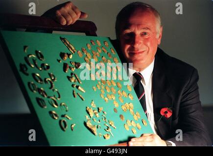 Diver Ron Howell, from the South West Maritime Archaeological group, the first diver who discovered the major find of Islamic gold coins, ingots, nuggets and jewellery, found recently off Salcombe in Devon, during today's (Friday) news conference at the British Museum, where the find was displayed for the first time. See PA Story SEA Treasure. Photo by Ben Curtis. Stock Photo