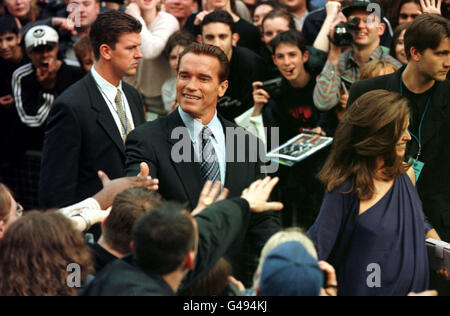 Arnold Schwarzenegger, who plays Mr Freeze in Batman and Robin, arrives for the film's UK premiere in London and is greeted by the crowds. Stock Photo