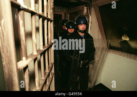 PA NEWS PHOTO 21/1/97 PRISON OFFICERS IN RIOT GEAR FROM A SPECIAL CONTROL UNIT ENTER A BADLY DAMAGED WING AT FULL SUTTON MAXIMUM SECURITY PRISON, TO MOVE PRISONERS AFTER A NIGHT OF RIOTING Stock Photo