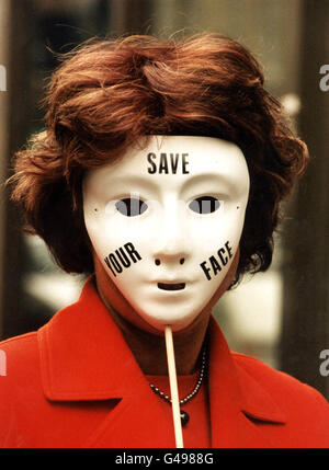 PA NEWS PHOTO 29/01/98 CHAT SHOW HOST RUBY WAX POSES FOR THE MEDIA DURING A PHOTOCALL IN LONDON WHERE SHE HELPED SURGEONS LAUNCH 'SAVE YOUR FACE' A CAMPAIGN WARNING YOUNG PEOPLE OF THE DANGERS OF BINGE DRINKING. Stock Photo