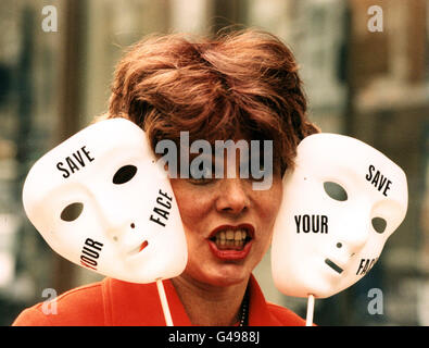 PA NEWS PHOTO 29/01/98 CHAT SHOW HOST RUBY WAX POSES FOR THE MEDIA DURING A PHOTOCALL IN LONDON WHERE SHE HELPED SURGEONS LAUNCH 'SAVE YOUR FACE' A CAMPAIGN WARNING YOUNG PEOPLE OF THE DANGERS OF BINGE DRINKING. Stock Photo