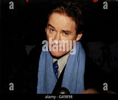 PA NEWS PHOTO 28/01/98  ACTOR KEVIN KLINE AT THE MOVIE PREMIERE OF HIS NEW FILM 'IN & OUT', LONDON Stock Photo