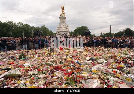Grieving visitors view the thousands of floral tributes laid outside Buckingham Palace, following the tragic death of Diana, Princess of Wales in the early hours of Sunday morning. Stock Photo