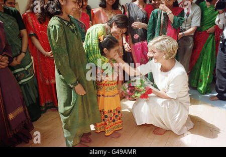 PA NEWS PHOTO 267835-11 : 6/6/97 : Diana, Princess of Wales barefoot at Shri Swaminararyan Hindu Mission Temple in Neasden, North London. Diana toured the Mandir or Temple which is the largest outside of India. Stock Photo