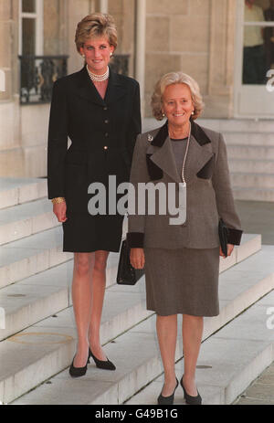 PA NEWS PHOTO 262425-1 : 25/9/95 : THE PRINCESS OF WALES WITH BERNADETTE CHIRAC, WIFE OF FRENCH PRESIDENT, ON THE STEPS OF THE ELYSEE PALACE IN PARIS. THE PRINCESS IS IN PARIS TO ATTEND A FUND RAISING DINNER WHICH WILL BENEFIT GREAT ORMOND STEET HOSPITAL. PHOTO BY JOHN STILLWELL. Stock Photo