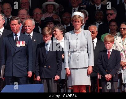 PA NEWS PHOTO 260483-125 : 7/5/95 : THE PRINCE AND PRINCESS OF WALES WITH THEIR SONS PRINCES WILLIAM (LEFT) AND HARRY STAND FOR THE NATIONAL ANTHEM DURING THE SECOND DAY OF CELEBRATIONS COMMEMORATING THE 50TH ANNIVERSARY OF VE DAY IN LONDON'S HYDE PARK. PHOTO BY MARTIN KEENE. Stock Photo