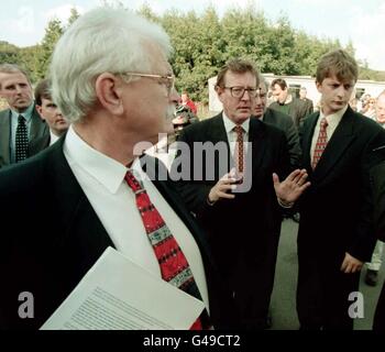 Ulster Unionist leader, David Trimble (centre) with party security spokesperson, Ken Maginnis (foreground), as they propose to exclude Sinn Fein from the All Party Talks, in Belfast today (Tuesday). Picture by Brian Little/PA. Stock Photo