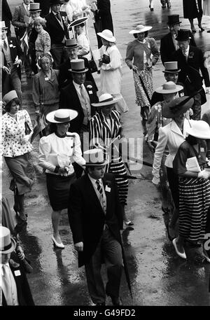 18/9/87 : THE DUCHESS OF YORK (LEFT) AND THE PRINCESS OF WALES POKE SOME FUN WITH THEIR UMBRELLAS DURING A WET LADIES DAY AT ROYAL ASCOT. Stock Photo