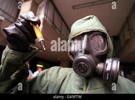 CHEMICAL AND BIOLOGICAL WARFARE EXPERT, DR ALISTAIR HAY, DRESSED IN A GAS MASK AND PROTECTIVE SUIT SIMILAR TO THOSE WORN BY BRITISH FORCES IN THE GULF. HE IS HOLDING THE DEVICE THAT THEY WOULD USE TO INJECT THEMSELVES WITH THE ANTIDOTE TO NERVE GAS. *25/09/2001....chemical and biological warfare expert Dr Alistair Hay, dressed in a a gas mask, and protective suit, holding a device to inject nerve gas antidote. It has emerged Tuesday September 25, 2001, that the World Health Organisation has warned governments to be alert to the risk of chemical or biological attacks. The organisation called Stock Photo