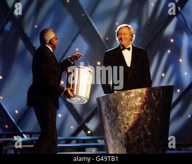 PA NEWS PHOTO 7/10/97 NEWSREADER TREVOR MACDONALD JOKES WITH RADIO DJ AND TELEVISION PRESENTER CHRIS TARRANT AT THE NATIONAL TELEVISION AWARDS AT THE ROYAL ALBERT HALL IN LONDON Stock Photo