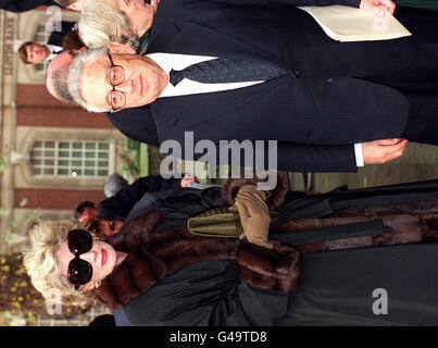 Former US Secretary of State Henry Kissinger with his wife Nancy arrive at the private memorial service for the late Sir James Goldsmith at St John's Concert Hall, Westminster, today (Thursday). See PA Story POLITICS Goldsmith. Photo by Peter Jordan/PA. Stock Photo