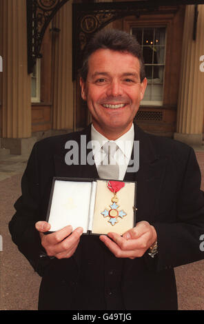 PA NEWS PHOTO 12/5/95 261451-6 ROGER WARD CHIEF EXECUTIVE OF THE COLLEGES EMPLOYERS FORUM RECEIVES A CBE FOR SERVICES TO HIGHER EDUCATION. INVESTITURES AT BUCKINGHAM PALACE, LONDON Stock Photo