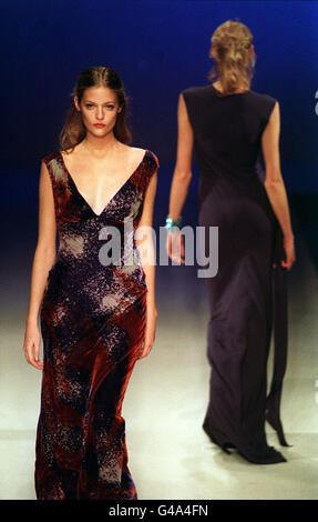 PA NEWS PHOTO 23/2/98  A MODEL ON THE CATWALK FOR BEN DE LISI DESIGNER AT THE NATURAL HISTORY MUSEUM FOR LONDON FASHION WEEK Stock Photo