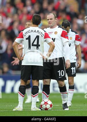 Manchester United's Wayne Rooney (right) and Javier Hernandez (left) stand dejected after Barcelona's Pedro Rodriguez scores the first goal of the game Stock Photo