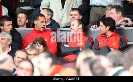 Soccer - UEFA Champions League - Semi Final - Second Leg - Manchester United v FC Schalke 04 - Old Trafford. Manchester United's Michael Carrick (left), Rio Ferdinand (2nd left), Wayne Rooney and Owen Hargreaves (right) in the stands Stock Photo