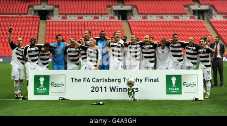 Soccer - The FA Carlsberg Trophy - Final - Darlington v Mansfield Town - Wembley Stadium. Darlington celebrate winning the Carslberg trophy Stock Photo