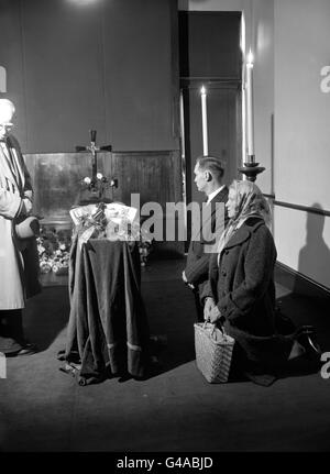 General Wladyslav Anders, leader of the Free Poles, is seen (second ...