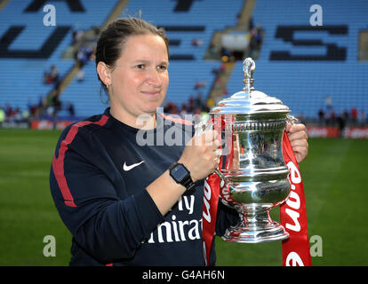 Soccer - Women's FA Cup - Final - Arsenal v Bristol Academy - Ricoh Arena. Arsenal Ladies manager Laura Harvey celebrates with the Women's FA Cup during the Womens FA Cup Final at the Ricoh Arena, Coventry. Stock Photo