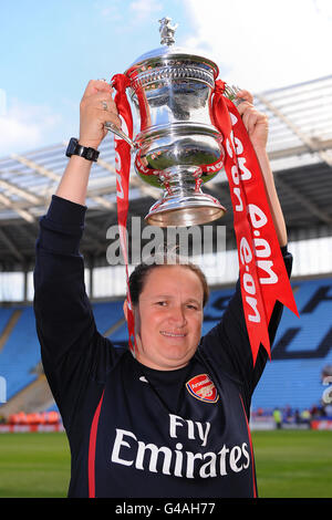 Soccer - Women's FA Cup - Final - Arsenal v Bristol Academy - Ricoh Arena. Arsenal manager Laura Harvey lifts the FA Cup Stock Photo