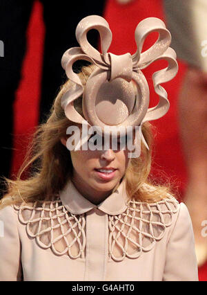 Philip treacy headpiece hi res stock photography and images Alamy