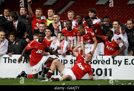 Soccer - FA Youth Cup - Final - Second Leg - Manchester United v Sheffield United - Old Trafford. Manchester United players celebrate with the FA Youth Cup trophy Stock Photo