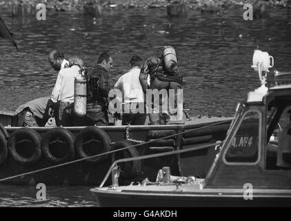 POLICE DIVERS PREPARE TO SUBMERGE AND EXMAMINE THE SUNKEN PLEASURE CRUISER THE PV MARCHIONESS, FROM A PORT OF LONDON AUTHORITY LAUNCH ON THE THAMES NEAR SOUTHWARD BRIDGE. Stock Photo