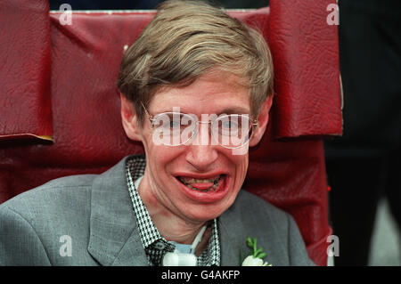 PA NEWS PHOTO 15/9/95 PROFESSOR SCIENTIST STEPHEN HAWKING WHO SUFFERS FROM MOTOR NEURONE DISEASE AT HIS MARRIAGE CEREMONY TO BRIDE NURSE ELAINE MASON AT CAMBRIDGE REGISTRY OFFICE Stock Photo