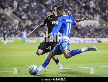 Soccer - npower Football League Championship - Play Off Semi Final - First Leg - Reading v Cardiff City - Madejski Stadium. Cardiff City's Paul Quinn (left) and Reading's Jobi McAnuff (right) in action Stock Photo