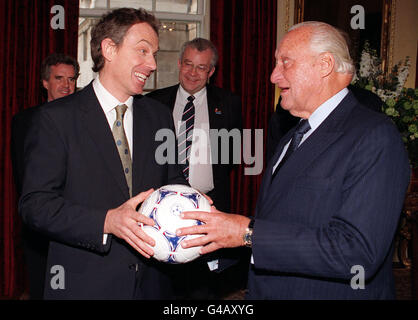 British Prime Minister Tony Blair (left) accepts a soccer ball from FIFA President Joao Havelange at No.10 Downing St, today (Wednesday). Mr Blair had invited the FIFA president in a bid to step up England's chances of hosting the 2006 World Cup. Photo by Michael Stephens/PA. (Rota Pic) Stock Photo