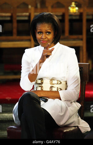 America's First Lady Michelle Obama talks and holds a Question and Answer session at Christ Church University in Oxford with students from the Elizabeth Garrett Anderson Language College . Stock Photo