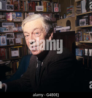 PA NEWS PHOTO JANUARY 1968 MR. C. DAY-LEWIS, THE NEW POET LAUREATE, AT HIS GREENWICH HOME IN LONDON Stock Photo