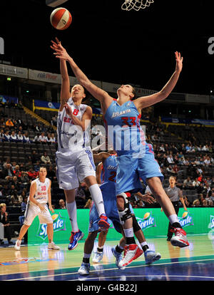 Basketball - WNBA Live - Great Britain v Atlanta Dream - MEN Arena. GB Women's Chantelle Handy has her shot blocked by Altanta Dream's Alison Bales during the WNBA Live match at the MEN Arena, Manchester. Stock Photo