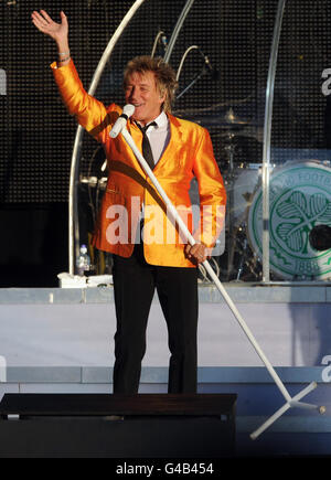 , . PERMISSION MUST BE SOUGHT FOR USAGE IN ANY PUBLICATION DEVOTED TO ROD STEWART FROM HIS MANAGEMENT PRIOR TO PUBLICATION. Rod Stewart performs in concert at Elland Road, Leeds. Stock Photo