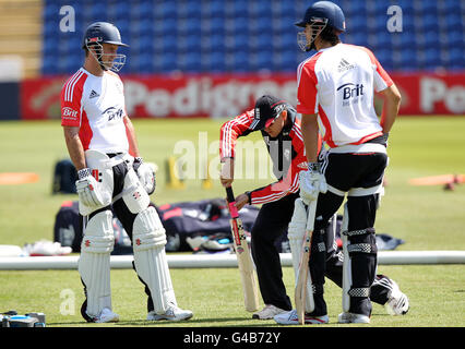 Cricket - First npower Test - England v Sri Lanka - England Nets Session - Day One - SWALEC Stadium. England's Andrew Strauss (left), Andy Flower and Alastair Cook (right) during the nets session at the SWALEC Stadium, Cardiff. Stock Photo