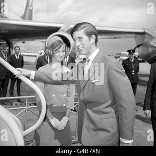 PA NEWS PHOTO 2/7/70 A SMILE FROM THE PRINCE OF WALES IS RETURNED BY AIR HOSTESS MISS FLANAGAN WHEN THE PRINCE BOARDED A PLANE AT HEATHROW AIRPORT TODAY. HE LEFT ON A SCHEDULE AIR CANADA FLIGHT TO TORONTO WHERE THE ROYAL CANADIAN AIR FORCE WAS TO FLY HIM ON TO OTTAWA. Stock Photo