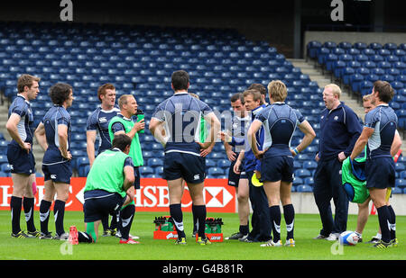 Scotland sevens coach Graham Shiel talks with his players during the International 7s Captains Run at Murrayfield Stadium, Edinburgh. Stock Photo