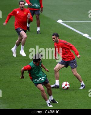 Soccer - UEFA Champions League - Final - Barcelona v Manchester United - Barcelona Training - Wembley Stadium. Manchester United's Ryan Giggs (right) in training Stock Photo