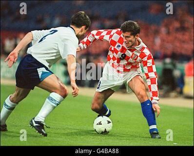 World Cup 1998 AFP PHOTO Croatian striker Davor Suker (R) is challenged by English defender Gary Neville during a friendly match, 04 April in Wembley (UK) AFP/EPA/Gerry PENNY L'attaquant croate Davor Suker (D) tente de dribbler le d fenseur anglais Gary Neville lor d'un match amical, le 04 avril Wembley (G-B) AFP/EPA/Gerry PENNY Stock Photo