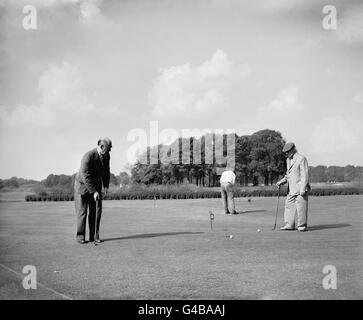 Golf - Illustrated Newspapers Golf Meeting - Royal Mid Surrey Golf Club. Putting practice at the Royal Mid Surrey Golf Club Stock Photo