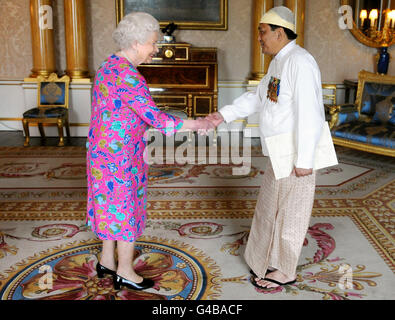 Queen Elizabeth II receives His Excellency the Ambassador of Burma, Mr. Kyaw Myo Htut who presented his Letter of Credence at Buckingham Palace in London. Stock Photo