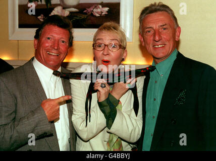 PA NEWS PHOTO 28/4/98 FROM LEFT TO RIGHT: ACTORS JOHNNY BRIGGS AND ERIC RICHARDS WITH ACTRESS Su POLLARD AT THE 'TIE WEARERS OF THE YEAR AWARDS' AT THE HYATT CARLTON HOTEL, LONDON Stock Photo