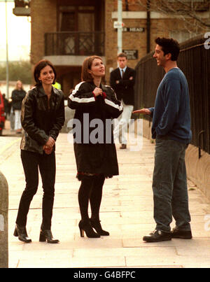 PA NEWS PHOTO 30/3/98  FROM LEFT TO RIGHT: Courteney Cox, HELEN BAXENDALE AND DAVID SCHWIMMER STARS OF THE AMERICAN SITCOM 'FRIENDS' DURING FILMING IN LONDON FOR THE LAST EPISODE OF THEIR CURRENT SERIES Stock Photo