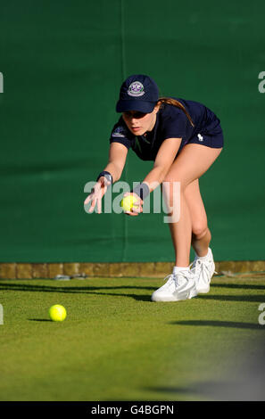 A ball girl during day two of the 2011 Wimbledon Championships at the All England Lawn Tennis and Croquet Club, Wimbledon. Stock Photo